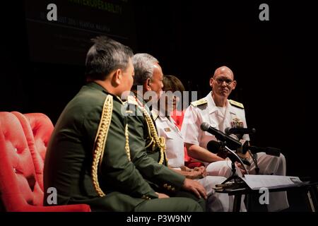 Kuantan, Malesia - 01 Ago, 2016-. Vice Adm. Raquel C. Bono, Direttore della difesa della salute, dell'Agenzia e Adm posteriore. Brian S. Pecha, U.S. Pacifico Comando chirurgo, ascoltare generale Tan Sri Dato' Sri (Dr) Hj Zulkifeli bin Mohd Zin, Malaysia Capo della difesa nel corso di una conferenza stampa in occasione della cerimonia di apertura del Asia Pacific Sanitario Militare Exchange. Co-ospitato da U.S. Pacifico Comando chirurgo e il malese Forze Armate Servizi Sanitari divisione, l'Asia Pacific Sanitario Militare Exchange (AMPHE) 2016 comprenderà sessioni plenarie incentrate su una varietà di professioni mediche, nonché breakout Foto Stock