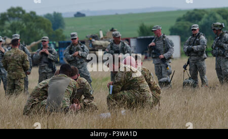 Soldati con 3° Battaglione, 501Reggimento aviazione pianificare un assalto dell'aria missione mentre i soldati con la società C, 2° Battaglione, 116Brigata di cavalleria contro il Team di attendere per il freddo del carico durante la formazione di Saber Guardian 2016 presso il rumeno di forze terrestri Combat Training Center in Cincu, Romania, 30 luglio. Saber Guardian 2016 è una multinazionale di esercitazione militare che coinvolge circa 2.800 militari provenienti da dieci nazioni tra cui l'Armenia, Azerbaigian, Bulgaria, Canada, Georgia, Moldavia, Polonia, Romania, Ucraina e Stati Uniti Gli obiettivi di questo esercizio sono la costruzione di multinazionale, regionale e partecipare Foto Stock