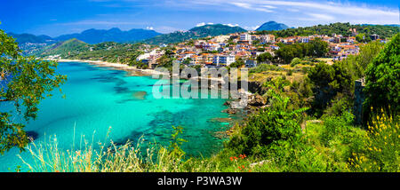 Bellissimo villaggio di Palinuro,vista con case, sui monti e sul mare,Campania,l'Italia. Foto Stock