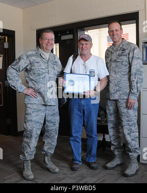 Col. Lee Smith, centoventesimo Airlift Wing Commander, e Chief Master Sgt. Steven Lynch, centoventesimo Airlift Wing command chief, congratularmi con Robert Marquard su essendo la unità del primo spazio disponibile a passeggero. Marquard ha viaggiato a bordo di una delle unità di C-130 Hercules aeromobile a base comune Lewis-Mccorda, nello Stato di Washington Luglio 18 e restituito il 20 luglio. (U.S. Air National Guard photo/Tech. Sgt. Michael Touchette) Foto Stock