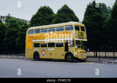 Arriva l'AEC Routmaster RM6 autobus parcheggiato a Hyde Park Corner nel Giubileo d oro della livrea per celebrare il Queens 50 anni di anniversario immagine presa Luglio 2002 Foto Stock