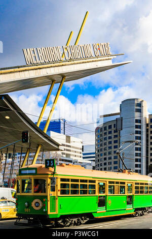 Australia, Melbourne, Melbourne Convention and Exhibition Centre, Victoria, vecchio tram verde Foto Stock