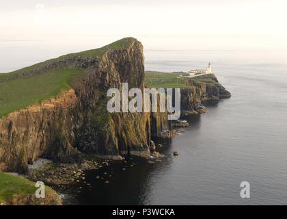 Neist Point è uno dei più famosi fari in Scozia e può essere trovato sulla maggior parte punta ovest di Skye, Ebridi Interne, Scotland, Regno Unito Foto Stock