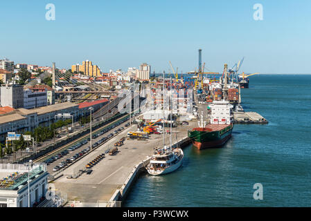 Lisbona, Portogallo - 19 Maggio 2017: porto industriale e la città di Lisbona, Portogallo. Vista dalla nave da crociera. Foto Stock