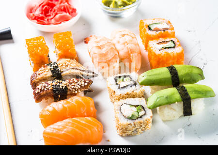 Il Sushi e sushi rullo impostato su sfondo bianco. Tradizionale cibo asiatico. Foto Stock