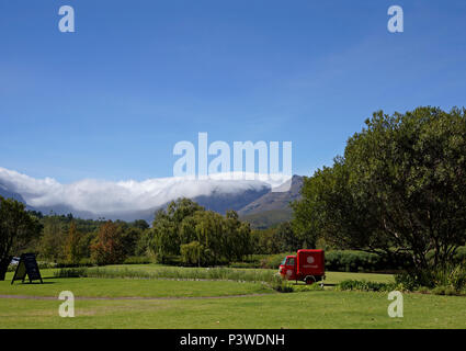 La cantina Stark-Condé nella pittoresca valle Jonkershoek in Stellenbosch nel Cape Winelands del Sud Africa. Foto Stock