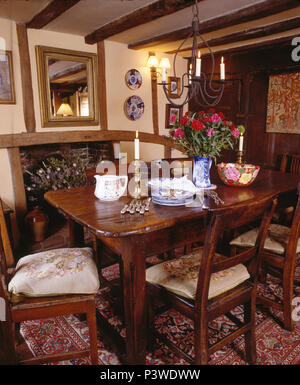 Oak tavolo e sedie in cottage di travi di sala da pranzo Foto Stock