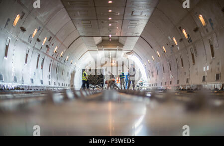 Stati Uniti Air Force aviatori dalla 35th logistica squadrone predisposizione cargo carico su un Boeing 747 a Misawa combatté Air Base, Giappone, 17 luglio 2016. Il aviatori caricato più di 461,000 libbre di cargo per esercitare il Pitch Black che si terrà presso il Royal Australian Air Force Base di Darwin e Base RAAF Tindal dal 29 luglio al 19 agosto, 2016. Pitch Black è una multinazionale biennale guerra aerea esercizio ospitato dal Royal Australian Air Force (RAAF) che si concentra sul contatore offensivo aria e difensivo contro aria in combattimento simulato un ambiente di guerra (U.S. Air Force foto di Senior Airman Brittany A. Chase) Foto Stock