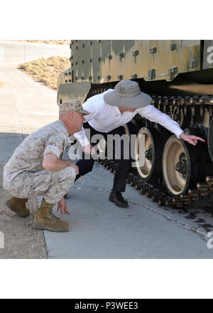 (Sinistra) Brigadiere Generale Kevin J. Killea, comandante generale, MCI-ovest/MCB Camp Pendleton, ispeziona un dettaglio sulle tracce di un assalto anfibio veicolo segnalato da "Chip" Schwartz, plant manager, impianto di produzione Barstow, Marine Depot comando di manutenzione. L'AAV ha appena completato una corsa del veicolo cingolato Area di prova. Foto Stock