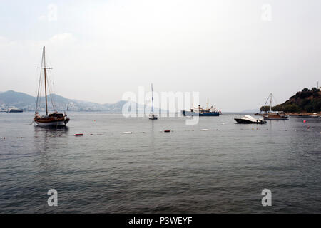 Barche, navi e yacht in riva di Bodrum, Turchia Foto Stock