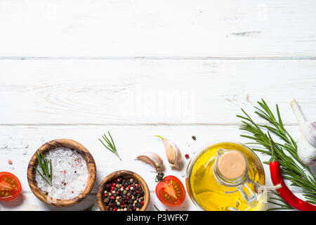 La cottura del cibo ingrediente. Cibo di sfondo bianco su un tavolo di legno. Vista da sopra con copia spazio. Foto Stock