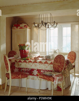 Di stile francese e sedie imbottite in sala da pranzo con bianco-incorniciato  sedie a tavola circolare blu con strisce di tela Foto stock - Alamy