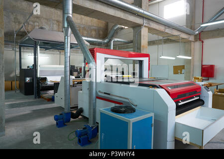 Il taglio laser di fabbrica della macchina tessile per i trasferimento di industria della moda Foto Stock