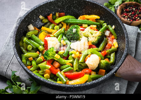 Rosolare le verdure nel wok. Sano cibo vegan. Basso contenuto calorico piatto Foto Stock