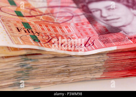 Una chiusura di un gran mucchio di usato cinquanta UK pound banconote sterling Foto Stock