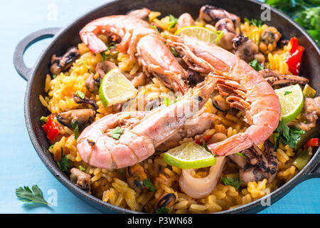 La paella di frutti di mare con gamberetti, le cozze e il polpo. Tradizionale piatto spagnolo, cucina europea. Foto Stock