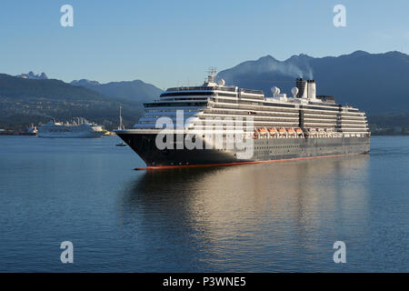 Holland America Liner la nave di crociera, MS Noordam, avvicinando il Canada Place Cruise Liner terminale. La crociera, Crystal Symphony dietro. Foto Stock