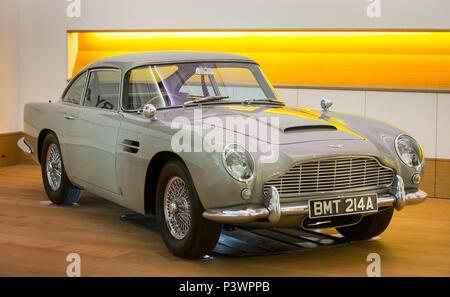 La Aston Martin DB5 pilotato da James Bond che si prevede di recuperare £1.200.000 - £1.600.000 fotografati a Bonhams' showroom di Londra. Foto Stock