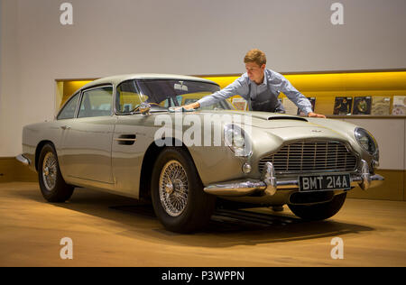 La Aston Martin DB5 pilotato da James Bond che si prevede di recuperare £1.200.000 - 1.600.000 sterline, riceve un polacco da un dipendente all' Bonhams Londra sh Foto Stock