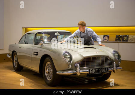 La Aston Martin DB5 pilotato da James Bond che si prevede di recuperare £1.200.000 - 1.600.000 sterline, riceve un polacco da un dipendente all' Bonhams Londra sh Foto Stock