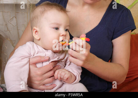 La madre e il bambino - Baby mangia la purea da un cucchiaio Foto Stock