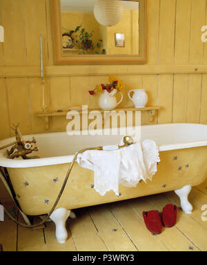 Giallo roll-top bagno in bagno tradizionale Foto Stock