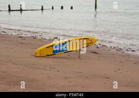 Un bagnino RNLI tavola da surf puntellato sulla spiaggia a Teignmouth, South Devon Foto Stock