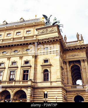 Teatro nazionale dal basso in una luminosa giornata di sole. Le nuvole in cielo. Luce che riflette su windows. Praga, Repubblica Ceca Foto Stock