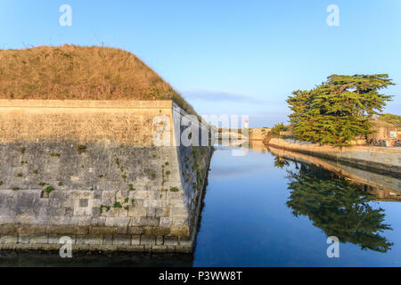 Francia, Charente Maritime, Ile d'Aix, il borgo fortificato di Ile d'Aix progettato da Vauban, fossato del Fort de la Rade // Francia, Charente-Maritime Foto Stock