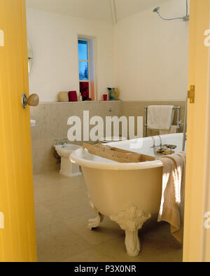 Piede artiglio freestanding bath in ampio bagno moderno Foto Stock