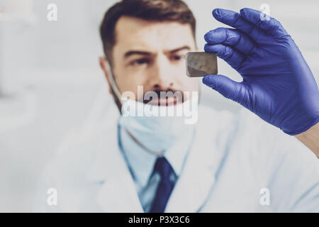 Incentrato sulla fotografia di mano maschio che azienda foto Foto Stock