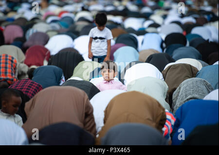 Small Heath Park, Birmingham, Regno Unito. Il 15 giugno, 2018. Nella foto: un giovane ragazzo spicca in mezzo alla folla di fedeli come essi si inginocchiano a pregare. / Dell'Europa Foto Stock