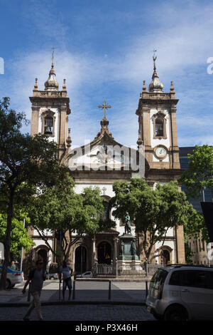 Estátua de José Bonifácio, inaugurada em 7 de setembro de 1872 encontra-se na praça em Frente à igreja. Imagem de Fachada e detalhes arquitetônicos da Igreja de São Francisco de Paula, no Largo de São Francisco de Paula, Centro Histórico do Rio. Un construção iniciou-SE EM 1759 com iniciativa dos irmãos da Ordem dos Terceira Mínimos de São Francisco de Paula, com conclusão em 1801, só ficou completamente pronta em 1861, quando foi inaugurada por Dom Pedro II e Teresa Cristina. Atualmente é a segunda maior igreja da cidade, ficando ritardo apenas da Igreja da Candelária. Na fachada destacam-se come Foto Stock