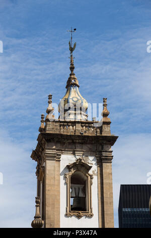 Algumas peças Fare mosaico de azulejos das caíram cúpulas e precisam de reparos. Fachada e detalhes arquitetônicos da Igreja de São Francisco de Paula, no Largo de São Francisco de Paula, Centro Histórico do Rio. Un construção iniciou-SE EM 1759 com iniciativa dos irmãos da Ordem dos Terceira Mínimos de São Francisco de Paula, com conclusão em 1801, só ficou completamente pronta em 1861, quando foi inaugurada por Dom Pedro II e Teresa Cristina. Atualmente é a segunda maior igreja da cidade, ficando ritardo apenas da Igreja da Candelária. Na fachada destacam-se come Duas Torres imponentes, os sinos r Foto Stock