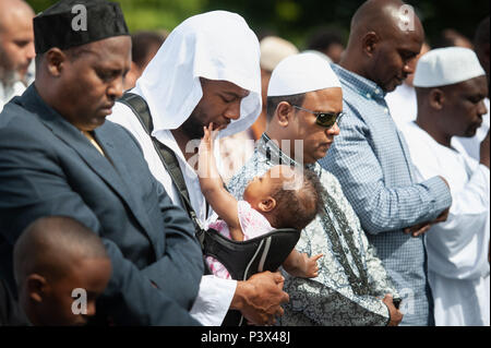 Small Heath Park, Birmingham, Regno Unito. Il 15 giugno, 2018. Nella foto: / più grande d'Europa Eid celebrazione si è tenuta a Birmingham's Small Heath Park con un estim Foto Stock