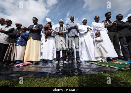 Small Heath Park, Birmingham, Regno Unito. Il 15 giugno, 2018. Nella foto: adoratori prendere parte in Eid preghiere in Small Heath Park. / Il più grande d'Europa celebrat Eid Foto Stock