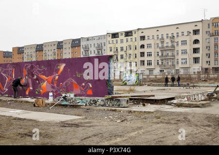 Berlino, Germania, Graffiti sui muri di cemento nella ex Est Harbour in Stralauer Allee a Berlino-friedrichshain Foto Stock