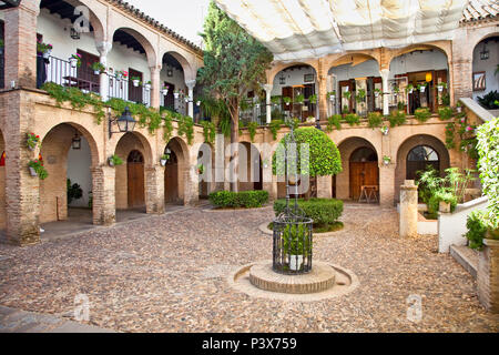 Tipica andalusa cortile in stile mudejar a Siviglia in Spagna. Foto Stock