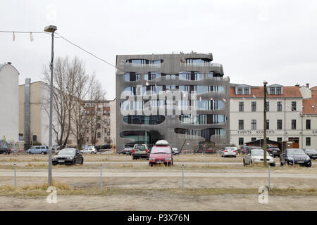 Berlino, Germania, terreni non attrezzati su Tacheles in Oranienburger Strasse in Berlin-Mitte, sullo sfondo la residenziale e commerciale di edificio, progettato dall'architetto Juergen Mayer H Foto Stock