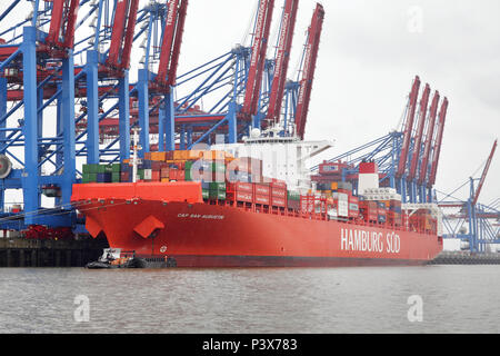 Amburgo, Germania, contenitore tappo nave San Augustin e ponti per container al terminale per container Eurogate nel porto di Amburgo Foto Stock