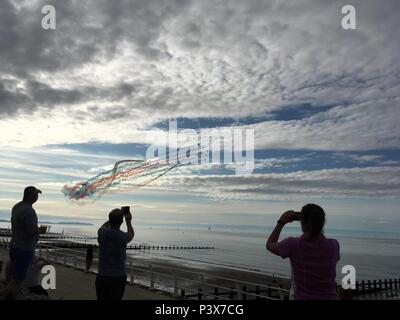 Le persone che si divertano a guardare le frecce rosse durante l'annuale mostra aerea di Rhyl, Galles del Nord, Regno Unito Foto Stock