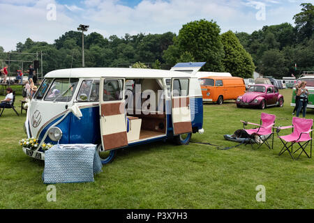 Classico split screen VW camper presso la duplica sul memorandum di Wye mostrano nel giugno 2018. Foto Stock