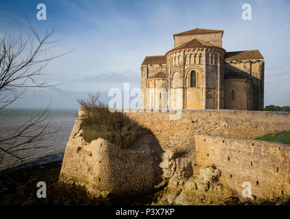 Talmont sur Gironde, Charente-Maritime reparto, Poitou-Charentes. Chiesa romanica di Sainte-Radegonde, costruito 1094 Annuncio. Foto Stock