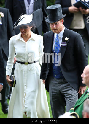 Meghan, duchessa di Sussex e il principe Harry, duca di Sussex durante il giorno uno del Royal Ascot a Ascot Racecourse. Foto Stock