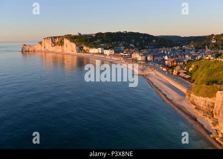 Etretat (Francia settentrionale), la cittadina lungo la "Cote d'Alabastro" (costa normanna), nella zona chiamata "pays de caux'. Spiaggia ghiaiosa wit la città e le scogliere Foto Stock