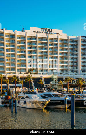 Marina piena di yacht di lusso nel centro turistico di Vilamoura, Quarteira, Algarve, PORTOGALLO Foto Stock