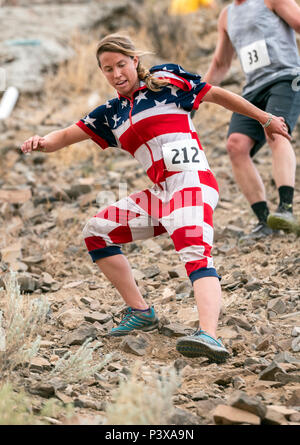 Atleta donna vestita di bandiera americana costume compete in una gara del piede e salire fino a 'S' Mountain (Tenderfoot Montagna) durante l annuale Fibark Festi Foto Stock