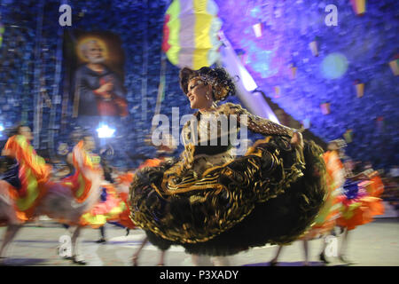 Quadrilha Paixão Junina (Cuité - PB), se apresenta com o tema 'Açucena - Flor da Paixão' no último dia como uma das 8 finalistas do concurso da 15ª edição do Concurso de Quadrilhas Juninas da Paraíba. Apresentação ocorreu na quinta-Feira (23) de junho no Parque do Povo, duranti o Maior São João do Mundo em Campina Grande - PB. Foto Stock