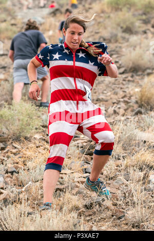 Atleta donna vestita di bandiera americana costume compete in una gara del piede e salire fino a 'S' Mountain (Tenderfoot Montagna) durante l annuale Fibark Festi Foto Stock