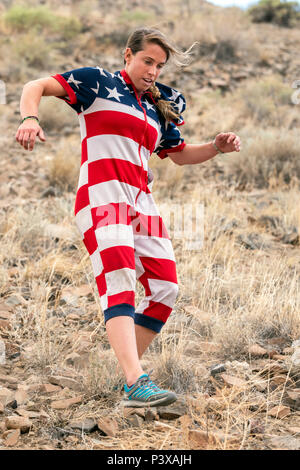 Atleta donna vestita di bandiera americana costume compete in una gara del piede e salire fino a 'S' Mountain (Tenderfoot Montagna) durante l annuale Fibark Festi Foto Stock